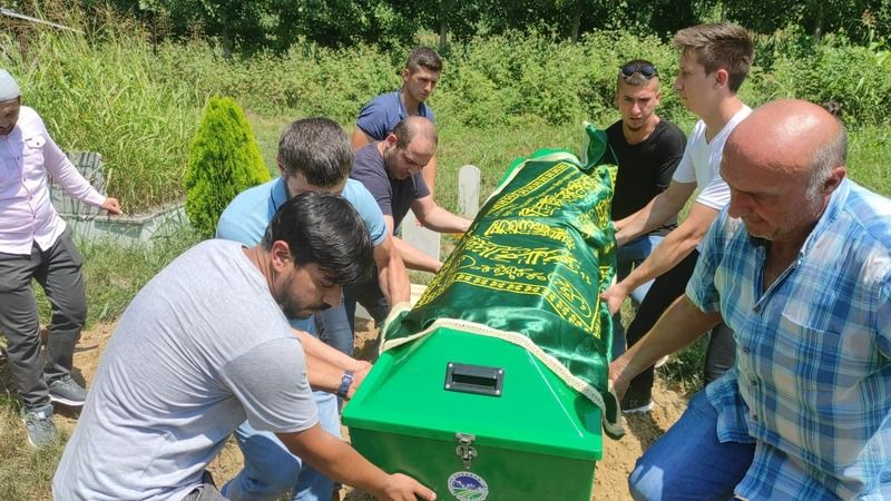 <p>Bölgeye ulaşan AFAD ekipleri tarafından yapılan çalışmalar neticesinde bir süre sonra Aksarı sudan çıkartılarak sağlık ekiplerine teslim edildi. Yusuf Aksarı, sağlık ekiplerinin müdahalelerine rağmen kurtarılamayarak hayatını kaybetti.</p>
<p><strong>HABER DEVAM EDİYOR,SAYFAYI İLERLETİNİZ &gt;&gt;&gt;</strong></p>