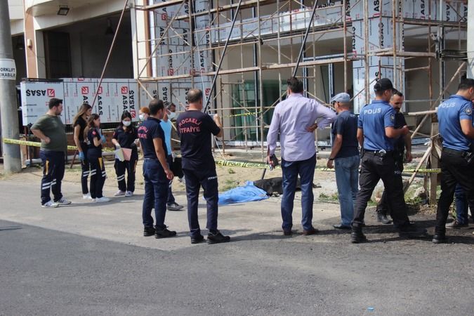 <p>Elektrik akımına kapılan Aslan, 5. kattan beton zemine düştü. Durumu gören iş arkadaşları hemen 112 Acil Çağrı Merkezine haber verdi.</p>
<p><strong>HABER DEVAM EDİYOR, SAYFAYI İLERLETİNİZ &gt;&gt;&gt;</strong></p>