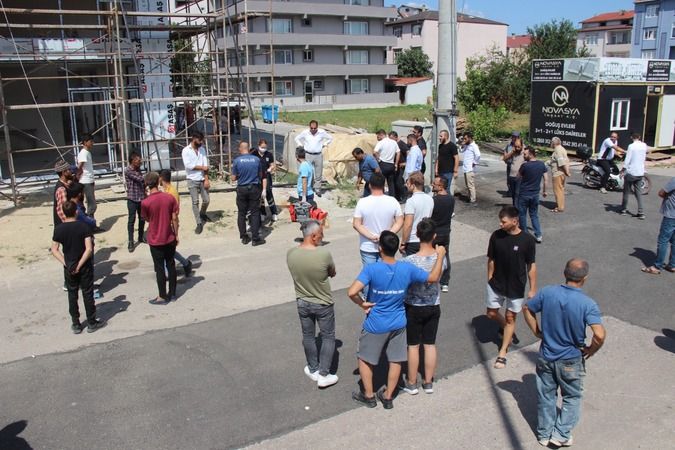 <p>İhbar üzerine olay yerine sağlık, polis, ve itfaiye ekipleri sevk edildi. Kısa sürede olay yerine gelen ekipler, Aslan’ın hayatını kaybettiğini belirledi. Tüm mahallenin elektriği kesilirken, polis olayla ilgili inceleme başlattı.</p>
<p><strong>HABER DEVAM EDİYOR, SAYFAYI İLERLETİNİZ &gt;&gt;&gt;</strong></p>