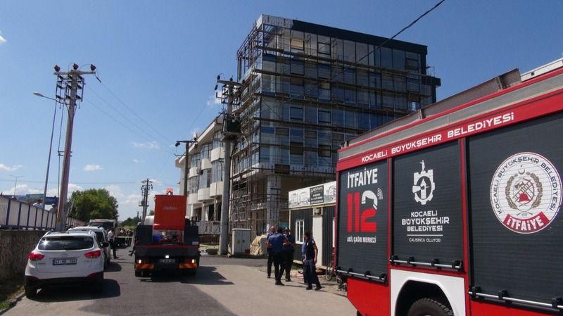 <p>İhbar üzerine  olay yerine  sağlık, polis, ve itfaiye  ekipleri  sevk edildi. Kısa sürede olay yerine gelen  ekipler, Aslan’ın hayatını kaybettiğini belirledi. Tüm mahallenin elektriği kesilirken, polis olayla ilgili inceleme başlattı.</p>
<p><strong>HABER DEVAM EDİYOR, SAYFAYI İLERLETİNİZ &gt;&gt;&gt;</strong></p>