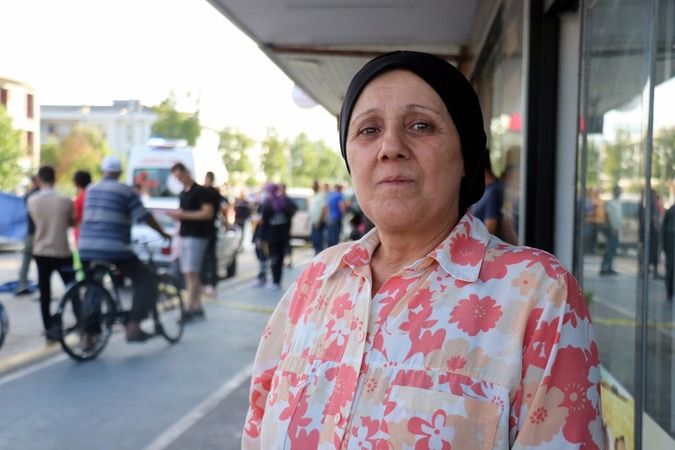 <p> Olay öncesinde çocuğu fırına çağırıp simit ve su verdiğini aktaran Semahat Taş, “Çocuğa biz içeri gelin dedik. Ama daha arkamı dönmeye kalmadan çocuk yola çıktı ve o esnada sesi duyarak arkamı döndüm. Toz ve araba parçalarının havada uçuştuğunu gördüm. Çocuk kanlar içerisinde yerde yatıyordu.  Kaza öncesinde çocuk fırına gelmişti, su verdim, simit verdim. Simidini yedi ve suyunu içti, yola çıkmasınlar diye tutuyordum onları. 13 yaşlarındaymış çocuk galiba. Olay yerinde  hayatını kaybetti. Biz şoktayız, benim belim tutuldu açıkçası. Nasıl bir şeydi anlayamadık. Buraya bir kasis yapılmasını istiyoruz” dedi.</p>
<p><strong>KAZANIN GÖRSELLERİ İÇİN SAYFAYI İLERLETİNİZ &gt;&gt;&gt;</strong></p>