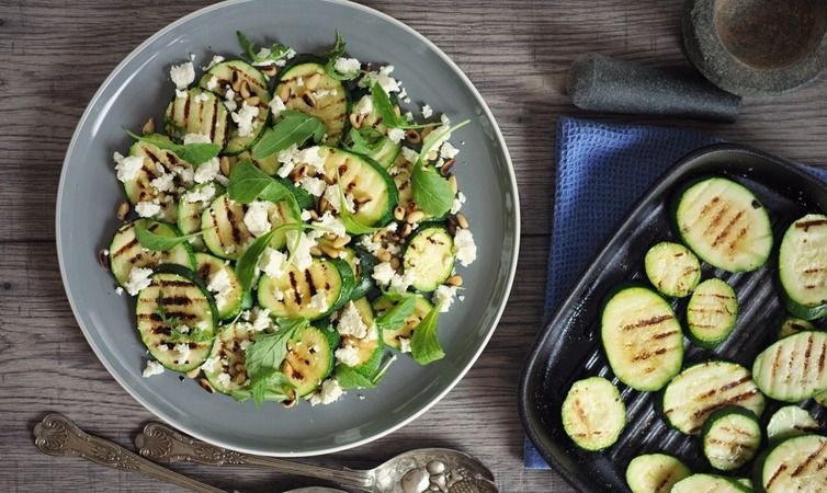 <p>Kabak içerisinde bulunan bol liflerden kaynaklı hem tok tutan hem kilo aldırmayan özelliğinden kaynaklı hem de sağlıklı bir besin olmasından kaynaklı diyet menülerinden sıkça karşımıza çıkıyor. Peki kabağı nasıl tüketirsek kısa zamanda kilo verme konusunda başarılı oluruz. 3 günde 3 kilo verdiren mucize kabak detoksu ile acil tatillere, düğünlere hazır olacağız. İşte kabak detoksu tarifi ...</p>
<p><strong>HABERİN DEVAMI İÇİN SAYFAYI İLERLETİNİZ &gt;&gt;&gt;</strong></p>