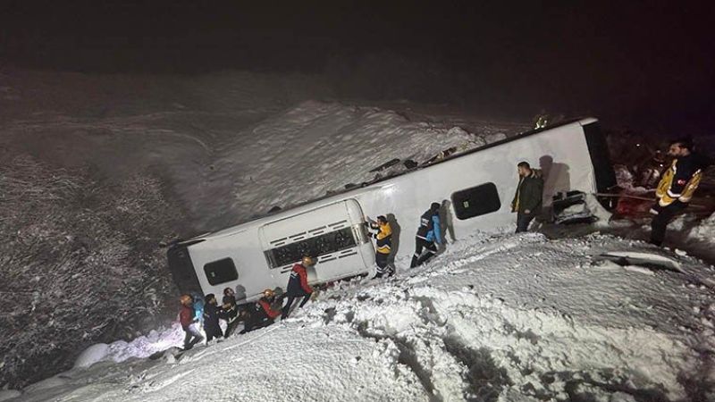 Yolcu otobüsü devrildi! Çok sayıda ölü ve yaralı var