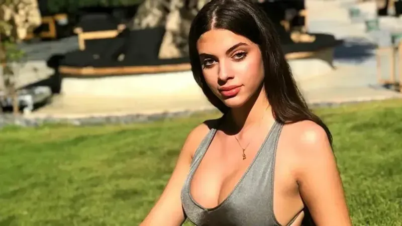 <p>"Umarım bugün yaşananlar biraz ders olmuştur" diyen Talu, Nihal Candan'ın anoreksiya nevroza nedeniyle vefatını kastederek, "Bana günde binlerce 'Ayı, şişko, 100 kilosun' gibi mesajlar geliyor. Umarım Allah kimsenin başına böyle bir şey vermez!" şeklinde konuşmuştu. Talu kilosu hakkında aldığı yorumları paylaşmıştı.</p>
<p><em><strong>SAYFAYI İLERLETİN >>>></strong></em></p>