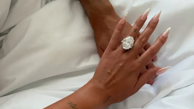 <p><span>Cristiano Ronaldo, 9 yıllık sevgilisi Georgina Rodriguez'e devasa büyüklükteki bir yüzükle evlilik teklif etti.</span></p>
<p><em><strong>SAYFAYI İLERLETİN>>></strong></em></p>