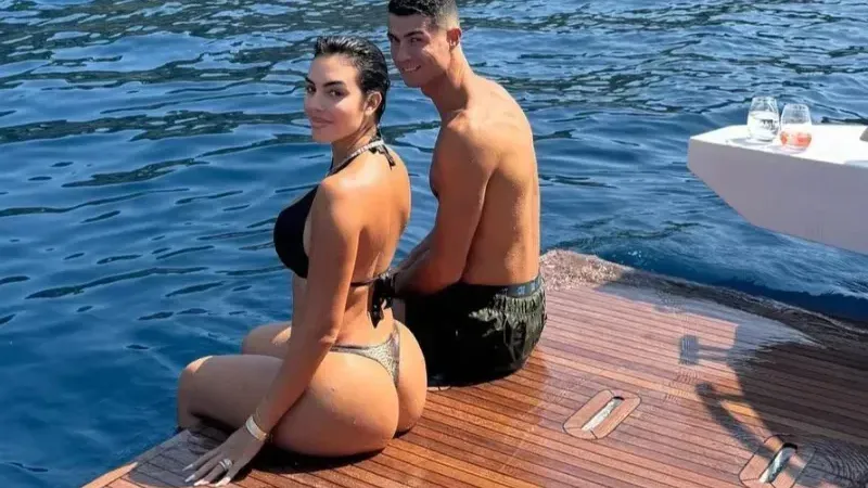 <p>Dünyaca ünlü futbolcu, dokuz yıldır birlikte olduğu sevgilisi Georgina Rodriguez’e evlilik teklif etti.</p>
<p><em><strong>SAYFAYI İLERLETİN>>></strong></em></p>