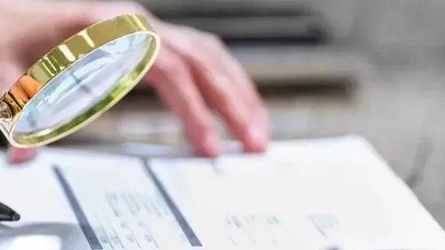 <p>EYT ile birlikte genç yaşta emekli olanların sayısı artarken, çalışma hayatında ayrılmayanlar da çoğaldı. Yasalara göre emekli olduktan sonra çalışmanın önünde bir engel yok. Bu durum emekliler için ek ücret anlamına geliyor. İşte çalışan emeklilerin ücret ve özlük haklarıyla ilgili detaylar...</p>