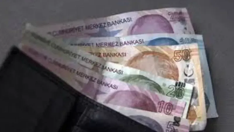 <p><strong>Emekli olan ve eşinin aylığı alan bir kişiye en az ne kadar ödeniyor?</strong></p>
<p>En düşük emekli aylığı ödemesi 16 bin 881 liraya yükseldi. Eşi vefat edene ölüm aylığı oranı yüzde 50 ise 8 bin 440 liradan, yüzde 75 ise 12 bin 660 liradan az aylık ödemesi yapılamayacak.</p>
<p>Hem emekli aylığı, hem eşinden maaş alan bir kişiye alt sınır aylığı düzenlemesi kapsamında en az 25 bin 321 lira (16.881 + 8.440 lira) ödeniyor. Bu kişi çalışıyorsa asgari ücret alıyorsa bu durumda aylık kazanç en az 47 bin 425 lira (25 bin 321 + 22.104 lira) oluyor.</p>