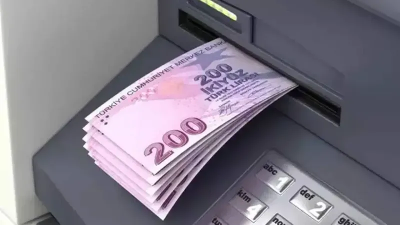 <p><strong>Çalışan emeklinin izin hakkı var mı?</strong></p>
<p>Emekli ya da emekli olmadan çalışanların arasında özlük hakları açısından bir fark bulunmuyor. Emekliler de kıdemlerine göre izin hakkı kullanıyor. Hatta 50 yaş üstü ise izin hakkı 20 günden az olamıyor.</p>