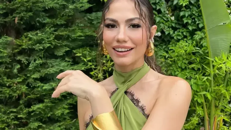 <p>Siyah beyaz bir fotoğraf karesinde, uzun saçlarını bir havluyla sarıp, gözlüklerini takarak bir gazeteyi okurken objektife poz veren Özdemir, 80'ler tarzı yüksek bel iç çamaşırı tercih etti.</p>
<p></p>