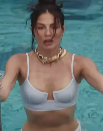 Demet Özdemir'in Üstsüz Pozları Olay Oldu