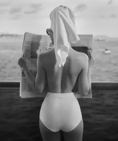 Demet Özdemir'in Üstsüz Pozları Olay Oldu