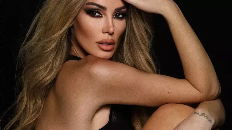 <p>Sahnelerdeki enerjisi ve cesur tarzıyla bilinen Petek Dinçöz havuz kenarında mayosuyla poz verip fiziğini sergiledi. Ancak kimse Dinçöz'ün fiziğine bakamadı.</p>