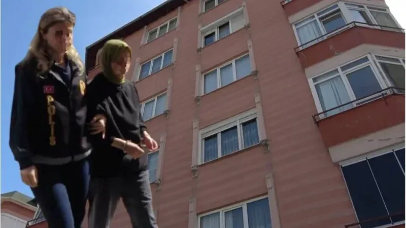 36 günlük bebeğini camdan attı!