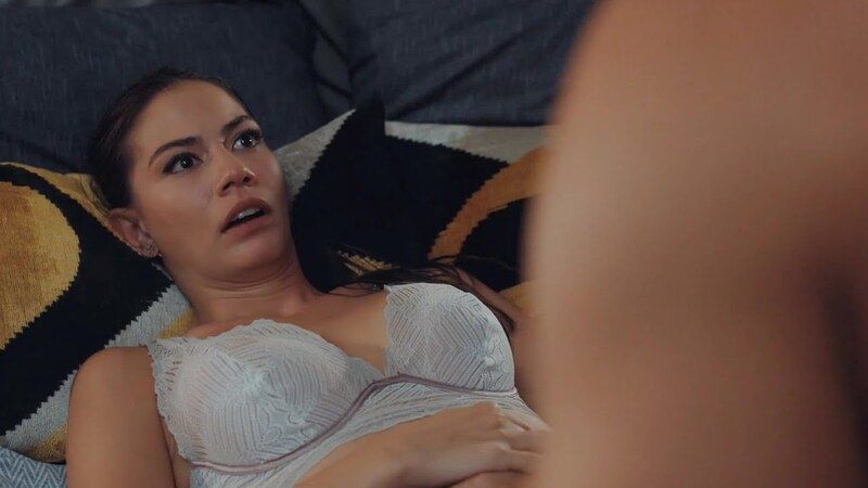 <p>Eşref Rüya dizisiyle ekranlara dönen ve şu sıralar sezonun yorgunluğunu atan Özdemir dergi için verdiği iddialı pozlarla dikkat çekti.</p>
<p></p>