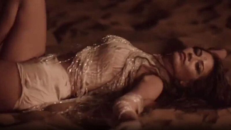 <p>Beyaz iç çamaşırıyla üstsüz poz veren Demet Özdemir takipçilerinden tam not aldı.</p>
<p></p>