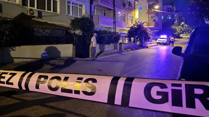 Sokak ortasında satırla boğazını kesti!