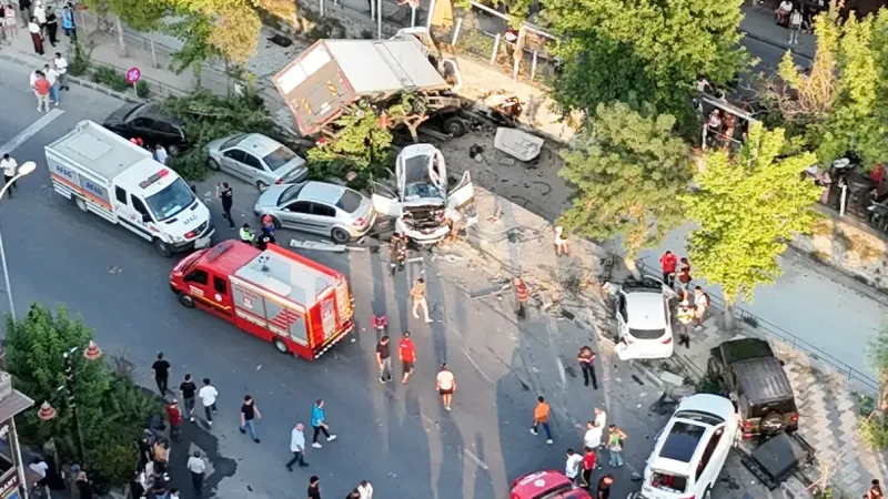 Freni patlayan kamyon dehşet saçtı!