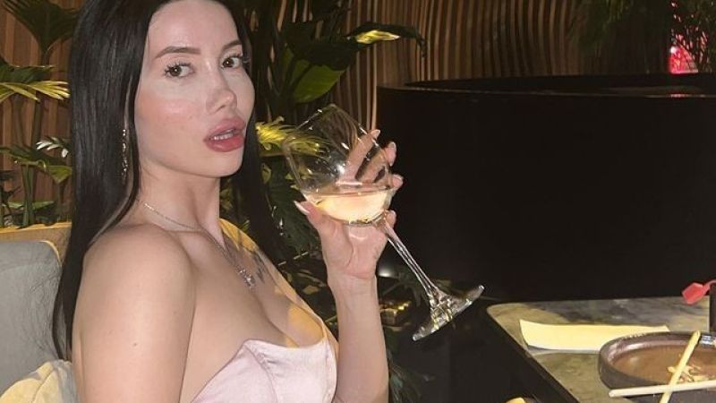 <p>Tatil fiyatları hakkında yaptığı açıklamayla dikkat çeken Ayanoğlu plaj partisinde sahne aldı.</p>