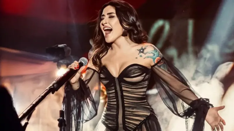 <p>Melek Mosso, klibinde oynadıktan sonra aşk yaşamaya başladığı Serkan Sağdıç ile 2023 yılında evlenmişti. İkilinin sosyal medyadan birbirlerini takipten çıkarak birlikte yer aldıkları fotoğrafları sildikleri ortaya çıkmıştı.</p>