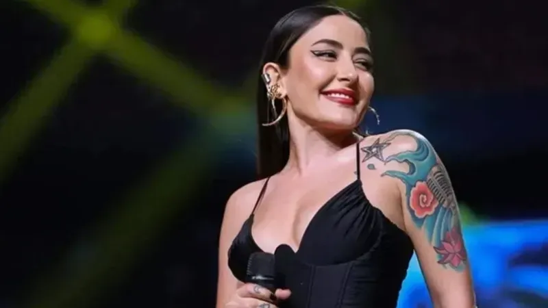 <p><strong>AŞKA BİR ŞANS DAHA</strong></p>
<p>Aşklarına bir şans daha veren çift, Tayland'a tatile gitmişti. Ünlü şarkıcı, seyahatten yeni kareleri sevenlerinin beğenisine sunmuştu.</p>