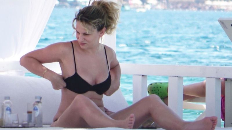 <p>Son olarak Fenerbahçe’de gittikleri bir restoranda otoparkta baş başa yemek yerken yakalanan ikili, kameralardan kaçsalar da kurtulamadı!</p>