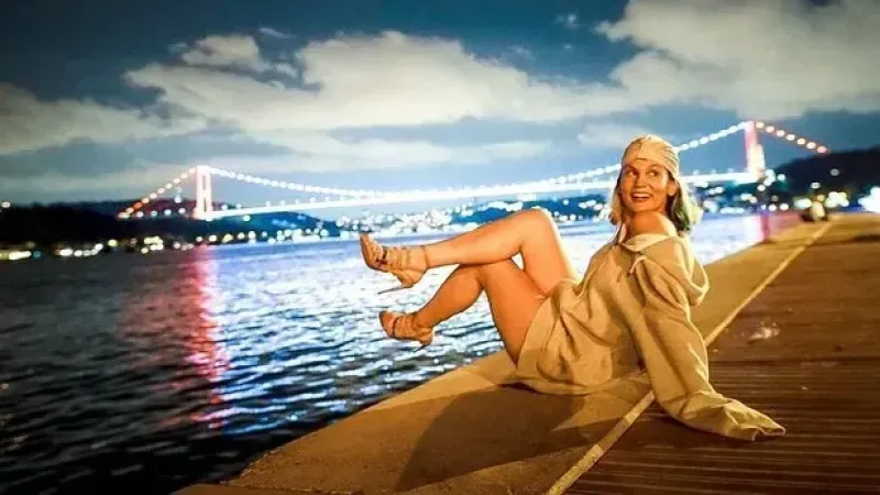 <p>Müge Dağıstanlı’nın haberine göre, Farah Zeynep Abdullah ile Gökhan Özoğuz yine magazin kameralarına yakalandı. Bi Kanal TV’de yaptığı açıklamanın ardından çift, Fenerbahçe’de gittikleri restoranda kimseye yakalanmamak için akıllara zarar bir yöntem denedi: Restoranın otoparkına masa kurdurdular ve baş başa yemek yediler! Ne var ki tüm çabalarına rağmen objektiflerden kaçamadılar. </p>