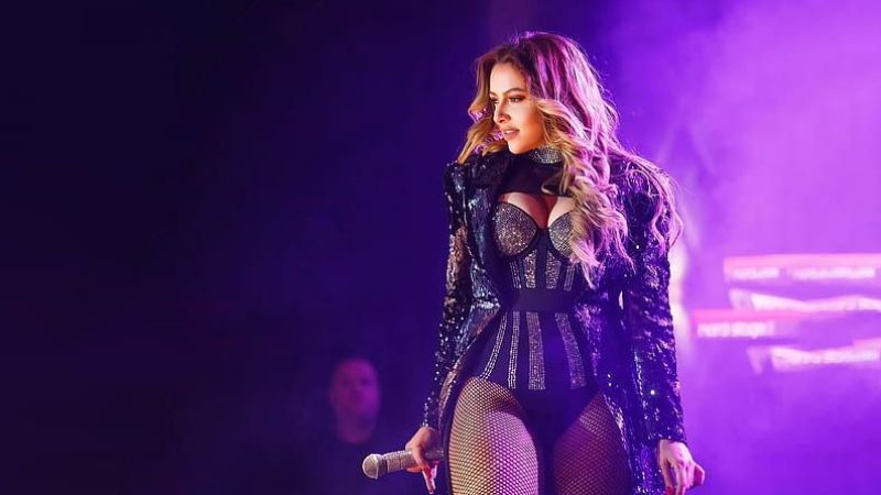 <p> “Arkamda holding sahibi bir baba yoktu. Babam işçiydi, annem fabrikada çalıştı. Benim gücüm duruşumdan ve kadınlara olan inancımdan geliyor. Kadınlar için konuşmaktan, ses olmaktan asla vazgeçmeyeceğim. Yalnız bırakıldığım çok oldu ama yine de bildiğim doğruları söylemeye devam ettim.”</p>