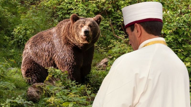 Ayı sandığı imamı vurdu