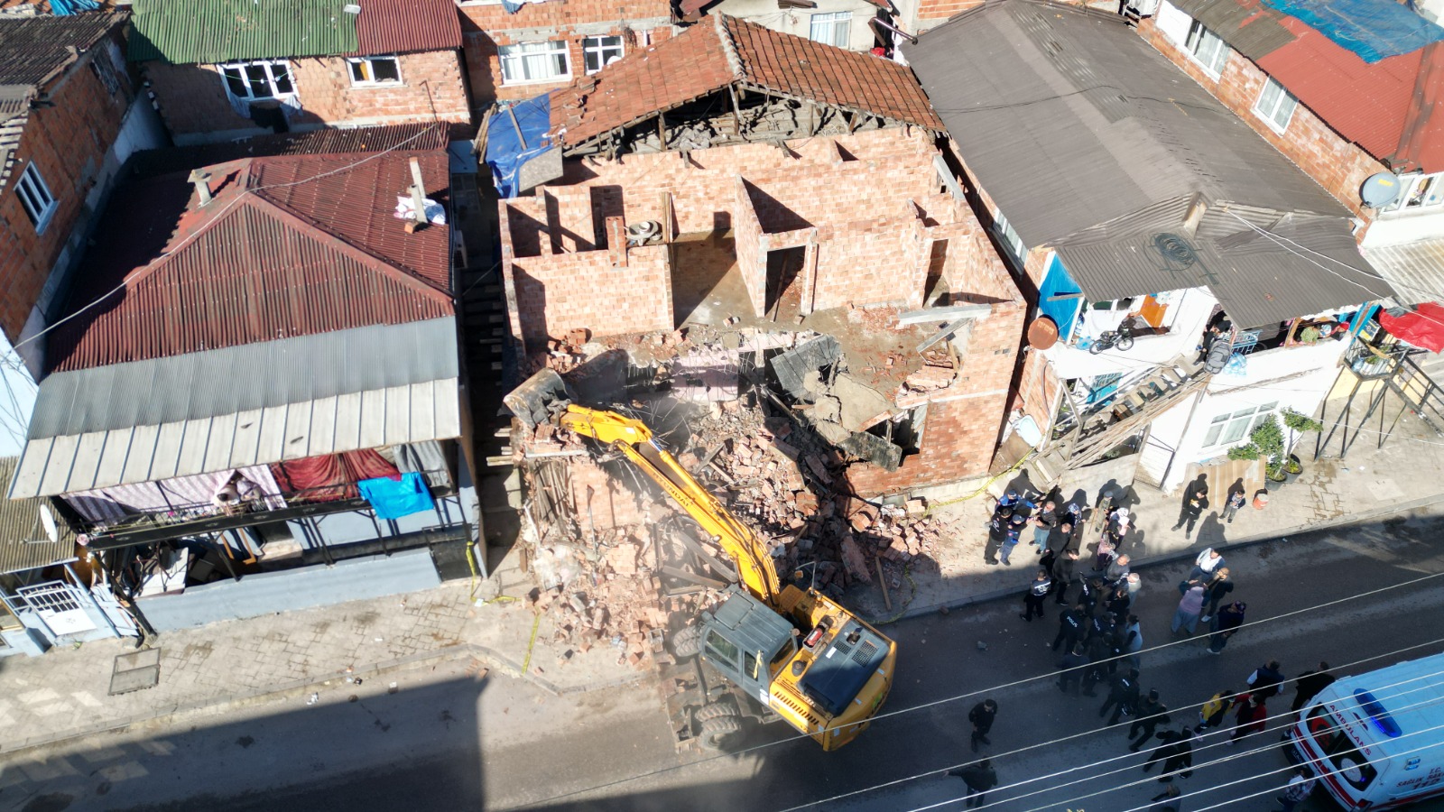Izmit Belediyesinden Kaçak Yapi Yikimi (3)