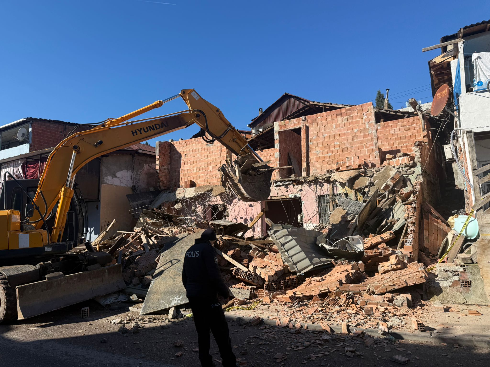 Izmit Belediyesinden Kaçak Yapi Yikimi (4)