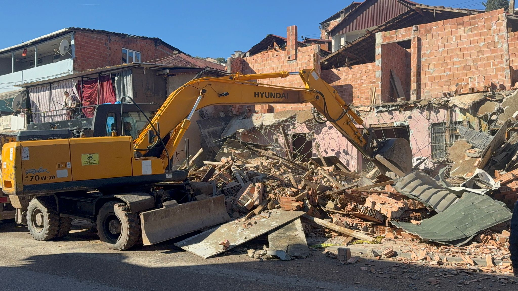 Izmit Belediyesinden Kaçak Yapi Yikimi (5)