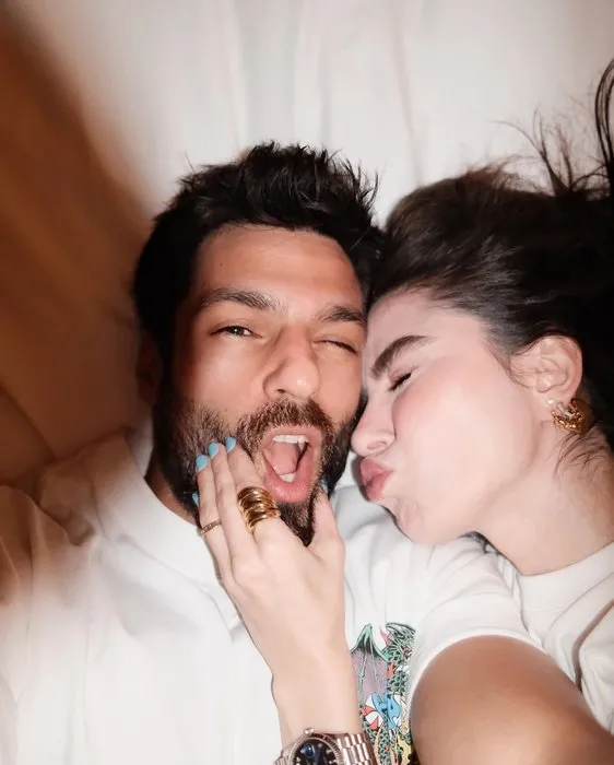 0X0 Kiraz Mevsiminin Gercek Asklariydi Oyuncu Serkan Cayoglunun Esi Ozge Gurele Olan Hayranligi Kalpleri Isitti Bu 1752576249253