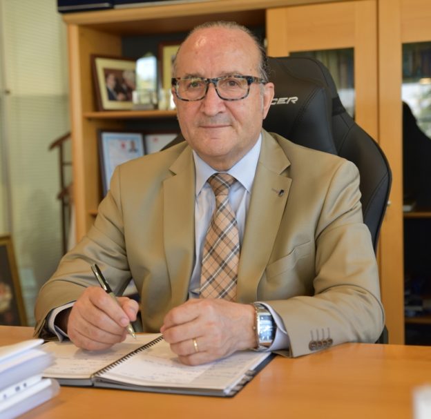 A Y H A N Z E Y T I N O G L U 624X607