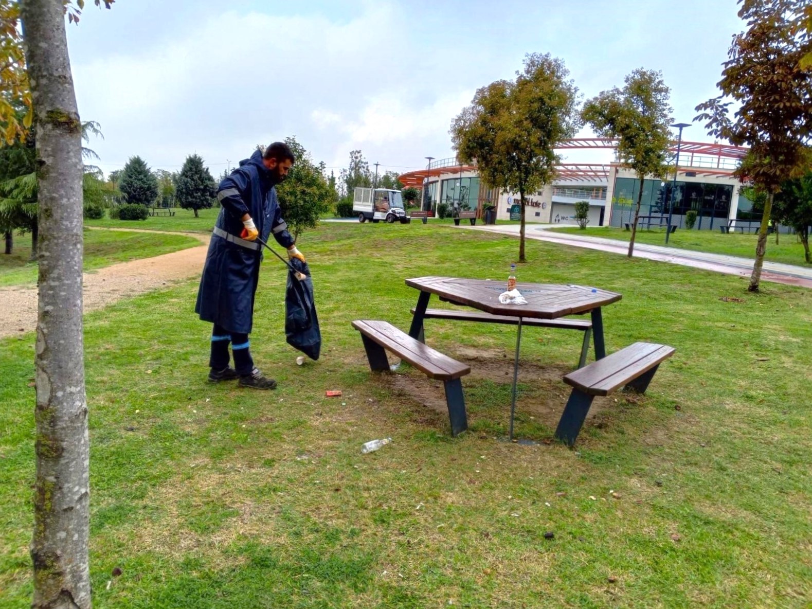 Dilovası Millet Bahçesi Dip Köşe Temizleniyor (2)