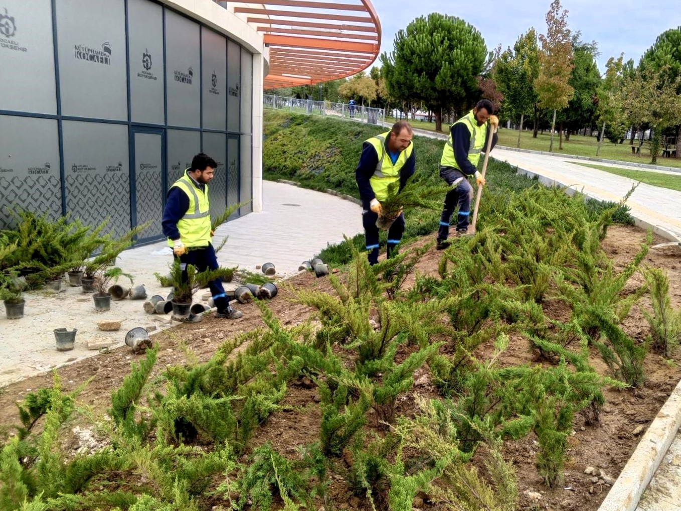 Dilovası Millet Bahçesi Dip Köşe Temizleniyor (7)