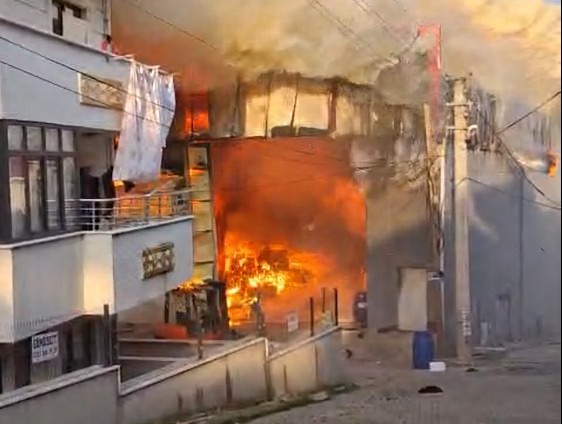 Dilovasinda Parfum Fabrikasinda Patlama Cok Sayida Olu Ve Yarali Var Ozgun Kocaeli Haber