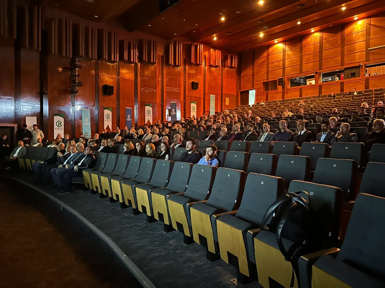 Emlakcilar Buyuksehir Belediyesi Tarafindan Yurutulen Kentsel Donusum Sureci Hakkinda Bilgilendirildi