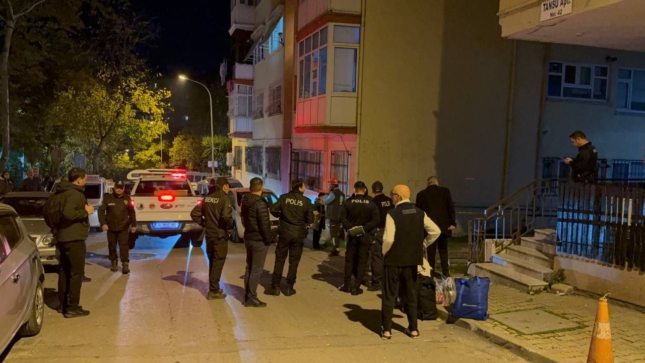 Kartalda Bir Binanin Kolonlari Catladi Tahliye Edilen Apartman Muhurlendi 17620290429570