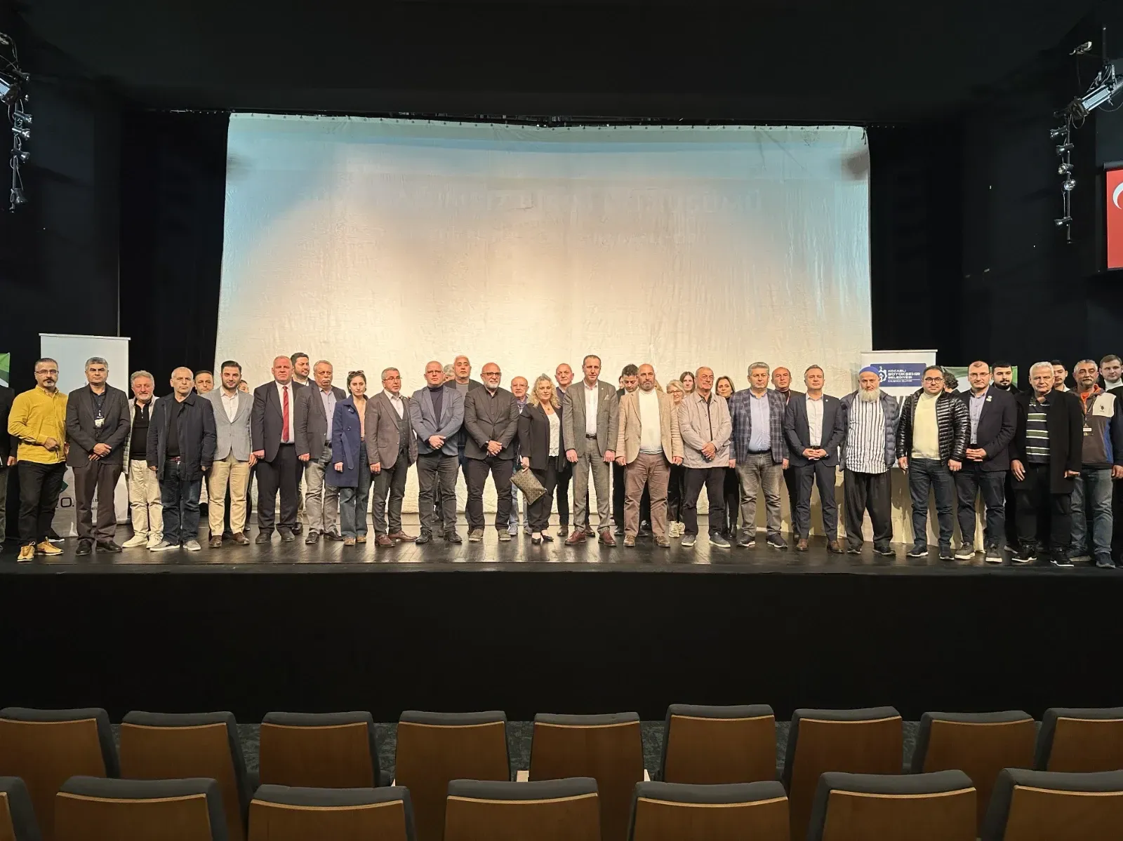 Kentsel Donusum Tanitim Toplantisi Sonunda Katilimcilarla Birlikte Toplu Fotograf Cektirildi