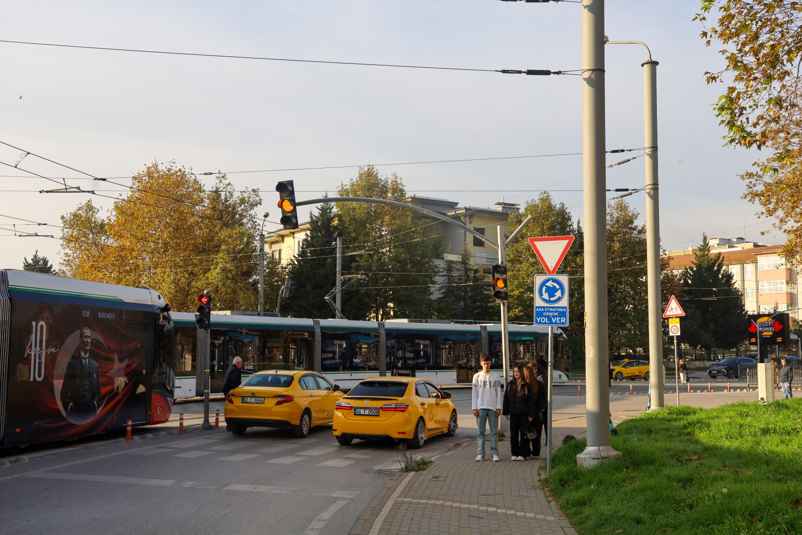 Otobüs Ve Tramvaylarda Ata'ya Saygı (2)