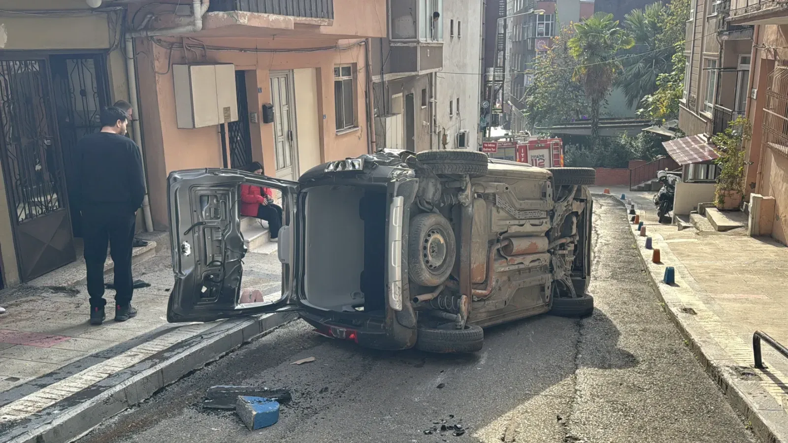 Aa 20251204 39888506 39888505 Kocaelide Park Halinde Hareket Eden Hafif Ticari Arac Apartmanin Duvarina Carparak Devrildi