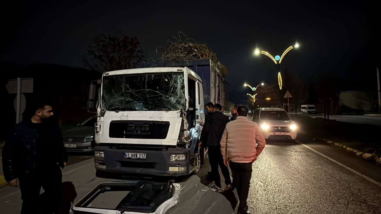 Aa 20251222 40051019 40051017 Kocaelide Iki Kamyon Carpistigi Kazada 1 Kisi Yaralandi