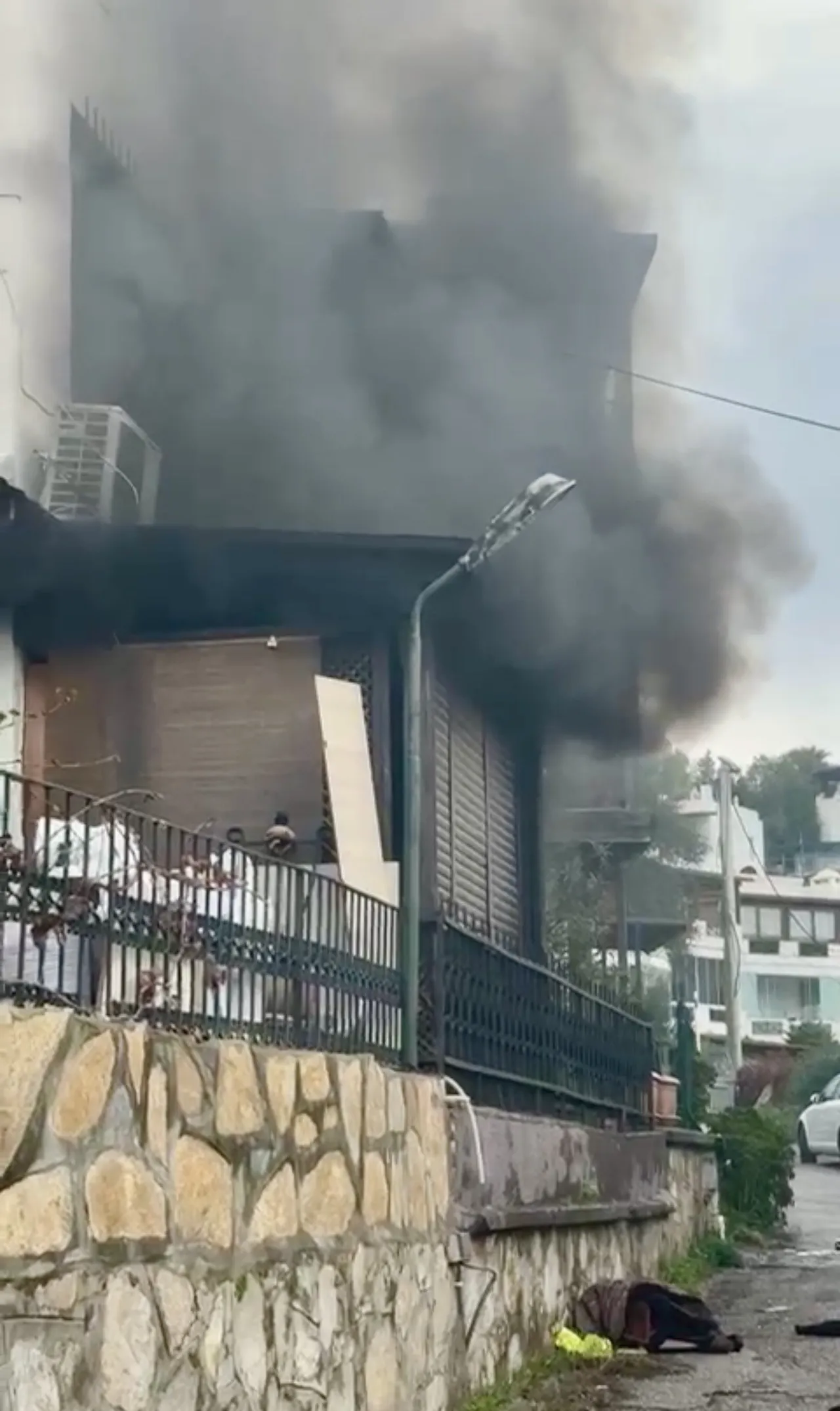 Mahalleyi Korkutan Olay Once Esyalari Firlatti Sonra Evini Atese Verdi 1752852 202512041635 20251204163556 1