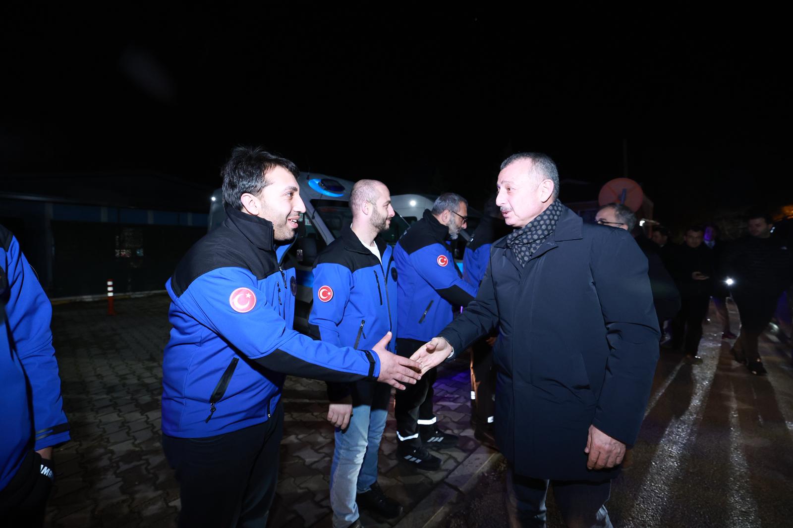 Başkan Büyükakın Itfaiye Ve Sağlık Çalışanlarını Da Unutmadı (2)