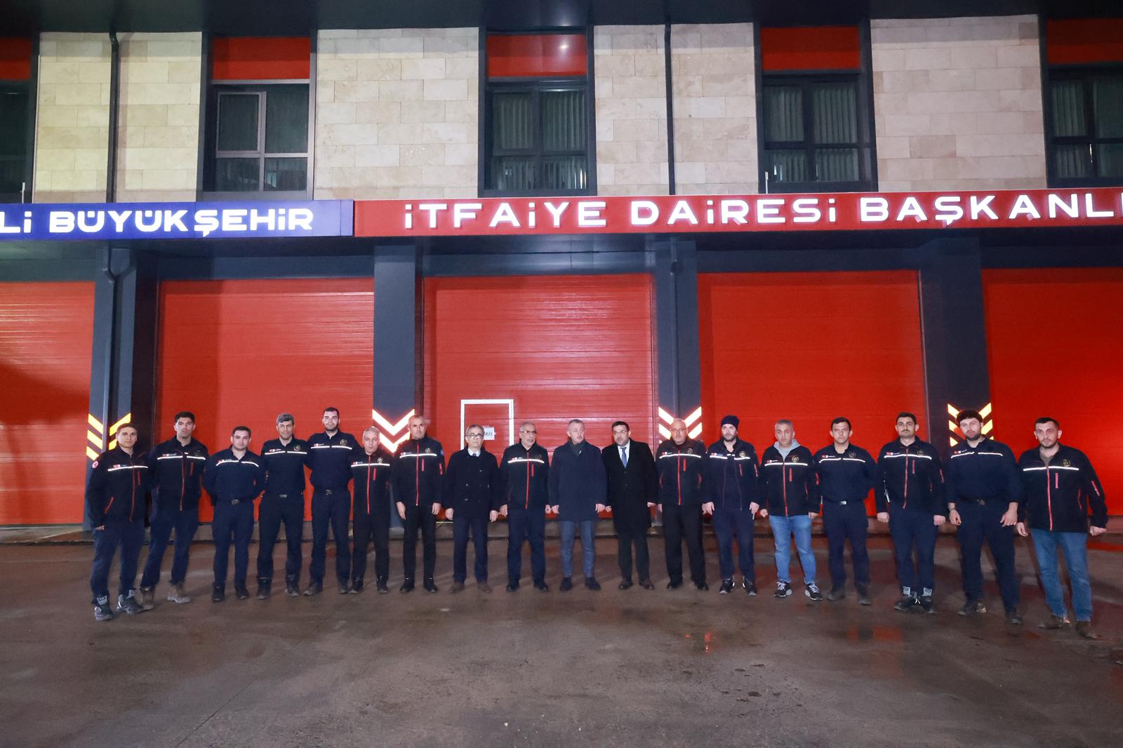 Başkan Büyükakın Itfaiye Ve Sağlık Çalışanlarını Da Unutmadı (6)