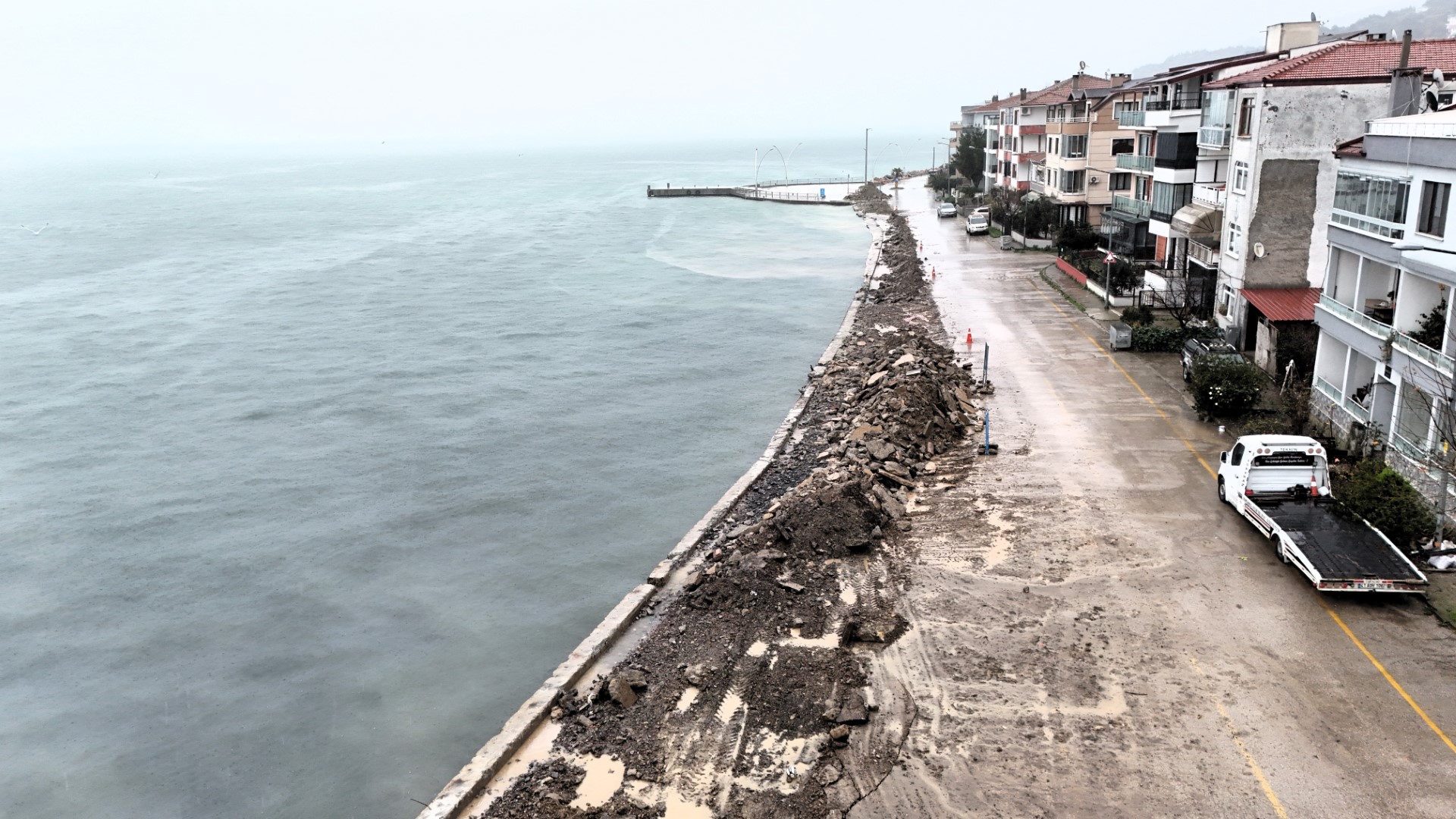 Büyükşehir'den Ulaşlı Sahiline Dalga Kırıcı Set (7) (Büyük)