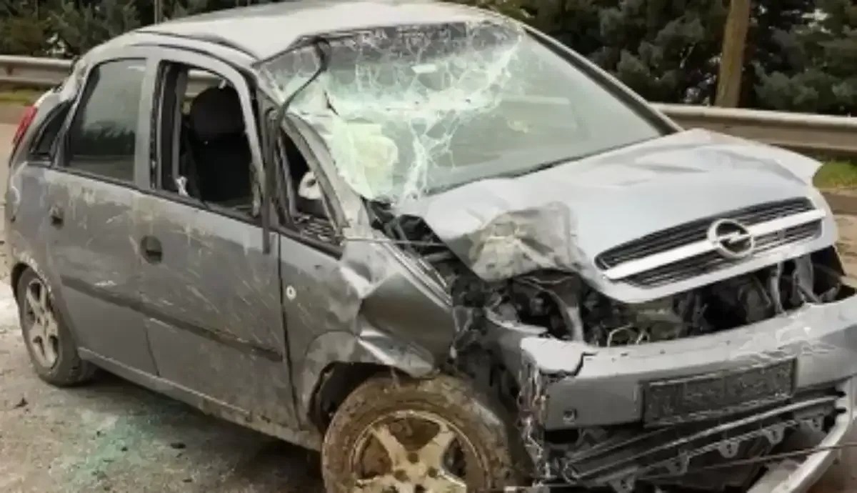 Umuttepede Feci Kaza Arac Takla Atti Yaralilar Var 1765301909