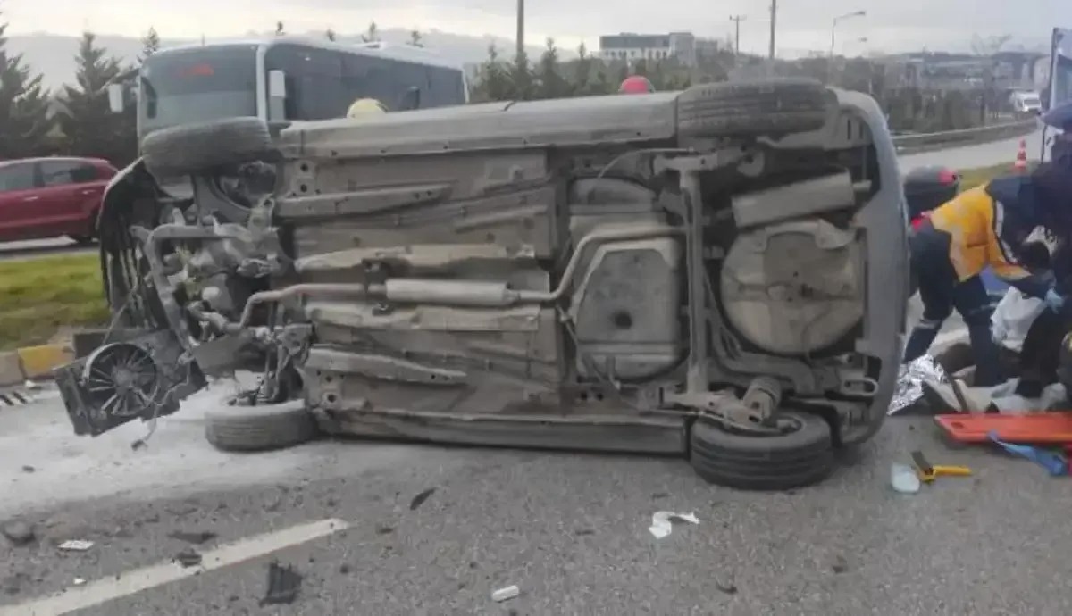 Umuttepede Feci Kaza Arac Yan Yatti Yaralilar Var 1762888411