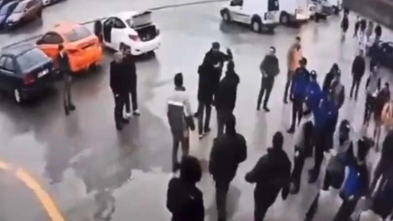 Arac Muayene Istasyonundaki Olumlu Kavganin Goruntuleri Ortaya Cikti.jpg